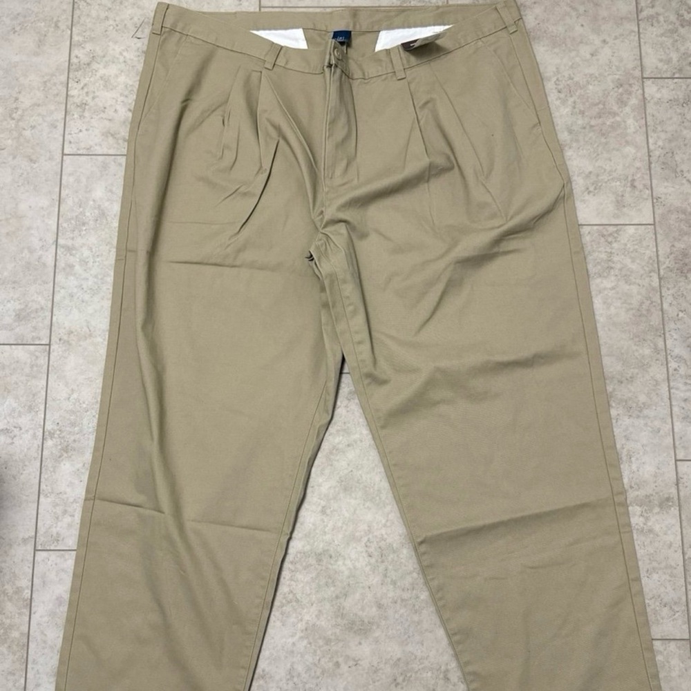 Men’s size 50x32 classic khaki pants